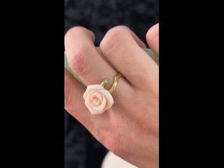 Кольцо с резным драгоценным розовым кораллом / Ювелирные украшения ручной работы