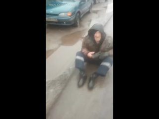 Активист пытается помочь бездомному из пгт им. К. Либкнехта