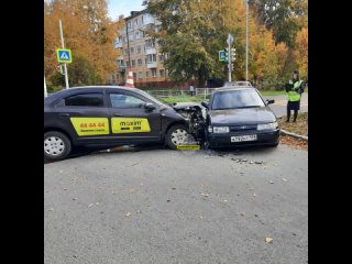 На перекрестке Орджоникидзе -- Ильича такси и легковушка не поделили дорогу: пострадали пассажиры (. 2023г)