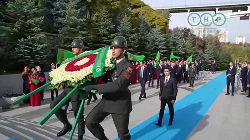 Глава Туркменистана возложил цветы к монументу Махтумкули в Анкаре