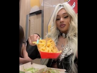 Настало время очень важных новостей 😅

Певица ртом Saweetie сняла видос, показав, как она ест в McDonald’s.