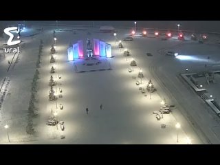 В Челябинске парень с девушкой вытоптали на снегу у мемориала неприличную картинку.   Источник  Источник: