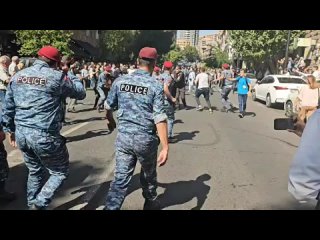 Mientras tanto, la policía armenia está llevando a cabo arrestos masivos y duros de manifestantes en el centro de Ereván, inform