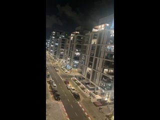 🇮🇱 Жители Израиля в разных городах страны устроили патриотическую акцию - вышли на балконы и спели гимн в поддержку ЦАХАЛа