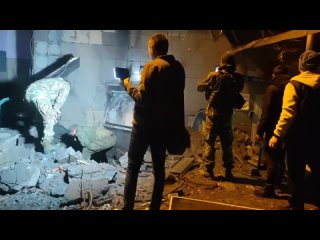 Спасатели пытаются вытащить жителей дома Калининского района из-под завалов