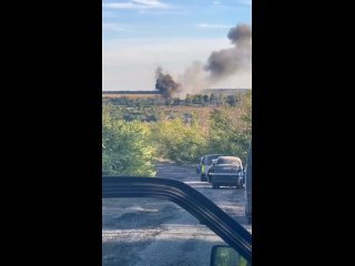 ️ Vista de la llegada de bombas aéreas planeadoras a posiciones ucranianas en dirección a Zaporozhye desde el lado de un convoy