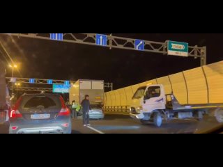 Жесткое ДТП с участием грузовика произошло в Петербурге