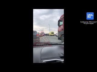 В Перми грузовик сбил человека и врезался в автобус - видео.mp4