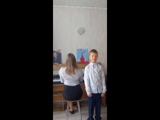 Этого мальчика из Крыма зовут Дима. Он потерял слух на одно ухо вследствие опухоли головного мозга. Он сам собирает себе деньги