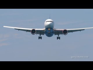 Боинг 767 авиакомпании Azur Air на глиссаде перед приземлением в аэропорту Пхукета.