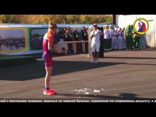 Виктория Лукашова разбивает хрустальный глобус после церемонии награждения в финале Кубка России в Бутурлиновке