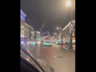 В Воронеже зумеры залезли на автобус и начали запускать оттуда фейерверк 

Пиротехников поймали и впаяли хулиганку. Но выглядело