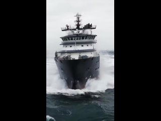 Это захватывающий момент, когда природа проявляет всю свою мощь, а сила и мужество экипажа корабля становятся настоящим... (видео)