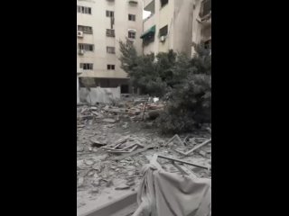 Здание теперь больше похож на руины — в соцсетях распространяются кадры последствий ударов, предположительно, по Газе. Можно зам