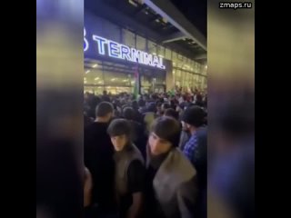 Кадры штурма толпой дагестанцев международного аэропорта Махачкалы  Появились кадры того, как толпа