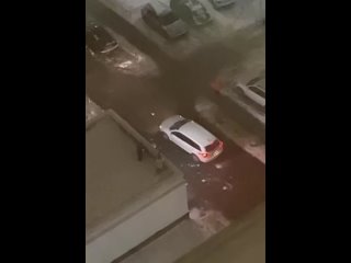 Водитель избил ребенка, который бросал в его машину снежки