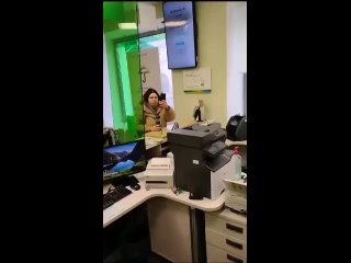 В Подмосковье неадекватная женщина по заданию с WhatsApp облила зеленкой сотрудников «Сбербанка» с криками «Слава Украине». | РН