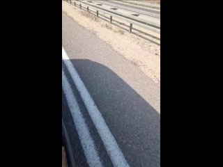 ️ Footage of a shootout between Hamas militants and Israeli security forces right in the middle of a busy highway near the city