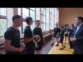 Алексей Комаров оценил условия для занятий физкультурой и спортом в школе №9 города Каменки