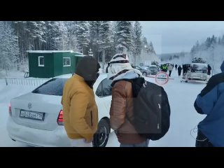 Брошенные велосипеды, заснеженные палатки и лагерь беженцев — так сейчас выглядит мурманский поселок Алакуртти, вблизи которого