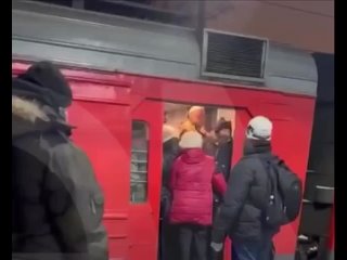 В Москве отчаянно пассажиры влезают в поезда на станции «Новогиреево»