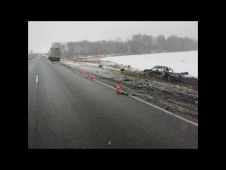 Авария на  трассе М-5 “Урал“ Уфа-Самара в Оренбургской области. “Семерка“ на встречке врезалась в две фуры.