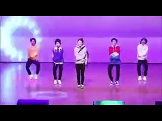 Школьник Дэймон танцующий под песню BTS Dope (в серой толстовке)