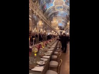 ️Нельзя пройти мимо  гуляющего сейчас по Сети видео роскошного банкета в Версале по случаю визита во Францию британского короля