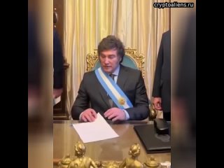 Первым указом нового президента Аргентины Хавьера Милея стало сокращение министерств в 2 раза   Хавь