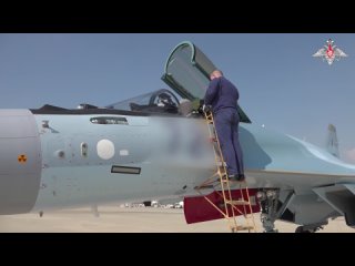 Посадка в международном аэропорту Абу-Даби истребителей Су-35с ВКС РФ, выполнивших авиационное сопровождение литерного самолета.