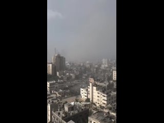 В палестинских соцсетях публикуют видео, как утверждается, нового обстрела жилых районов в Газе