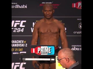 Камару Усман на взвешивание в преддверии турнира UFC 294