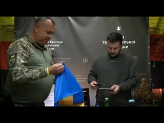 ⭐⭐⭐⭐⭐Rien d’inhabituel, juste Zelensky signant le drapeau de la division SS “Galichina“