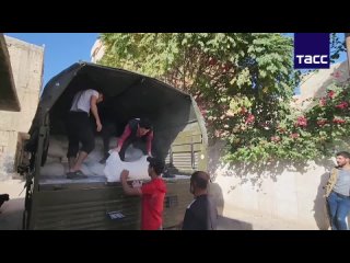 Russian servicemen handed over humanitarian aid to schoolchildren of the village of Diabiya in the Syrian province of Rif-Dam