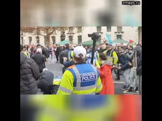 ️На демонстрации в поддержку палестины в Лондоне начались стычки с полицией.  Сообщается, что демонс