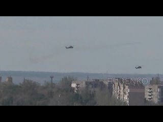 Кадры работы боевых вертолетов на Авдеевском направлении: летчики прикрывают российские штурмовые группы, которые ведут бои.