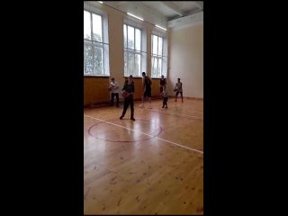 Алимджан Федюшин, центровой БК “Барнаул“ проводит тренировку для учащихся отделения баскетбола в с.Санниково