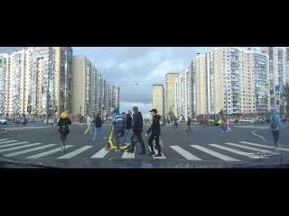 Экскаватор-погрузчик снес стефоры на перекрестке Ленинского проспекта и пр. Кузнецова.