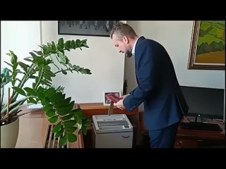 Новый спикер парламента Словакии Любош Блаха в своём новом кабинете