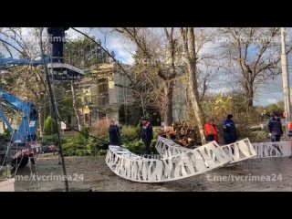 В Евпатории убирают повреждённые из-за шторма инсталляции