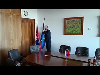 Новый вице-спикер парламента Словакии Любаш Блаха выбросил из кабинета флаг Евросоюза.