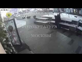 В Москве шизик тяжело ранил ножом мужчину и избил его девушку.