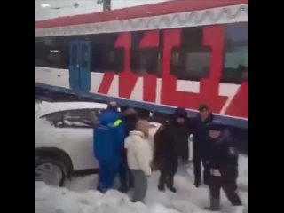 🚘В Опалихе женщина не справилась с управлением и столкнулась с электричкой