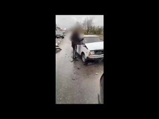 Странный поступок мужчины после ДТП сняли воронежцы на видео