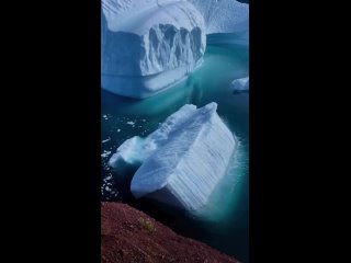 Восхитительные тающие гиганты! Наблюдение за тем, как айсберги делают “глубокий вдох“ в Гренландии