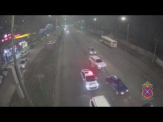 В Волгограде водитель кроссовера Honda Pilot на скорости врезался в остановившуюся на светофоре иномарку