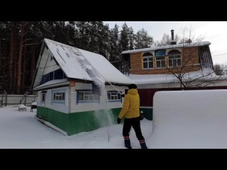 Чистка снега скребком для крыши