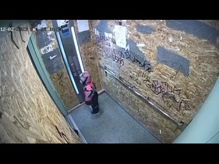 Мужик напал в лифте на девушку с ребёнком