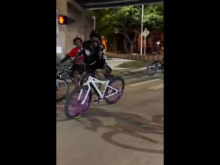 Необычный трюк на велосипеде