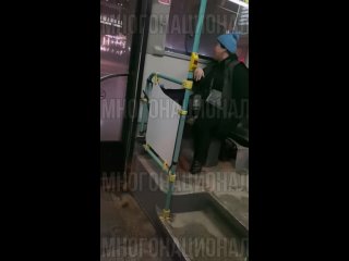 ❗В Новосибирске трудолюбивый кондуктор хотел выгнать ребёнка на мороз но ей помешали другие пассажиры!🤬